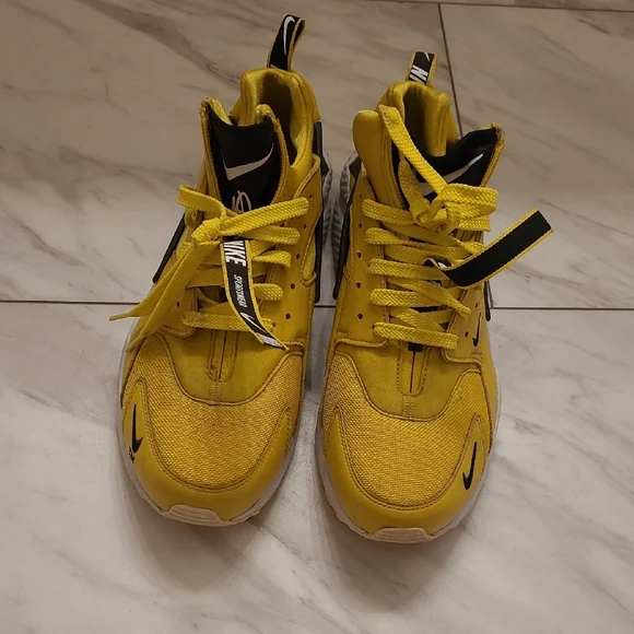 Nike Bright Yellow and Black Athletic Shoes - Picture 4 of 5